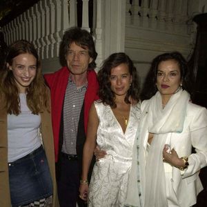 Elizabeth, Mick, Jade et Bianca Jagger assistent à une soirée organisée chez Asprey, le joaillier de la reine, pour marquer le lancement de leur partenariat avec Jade Jagger, qui rejoint l'équipe de créateurs de la marque, au Royaume-Uni, le 22 février 2001. Photo : Zuma/ABACAPRESS.COM