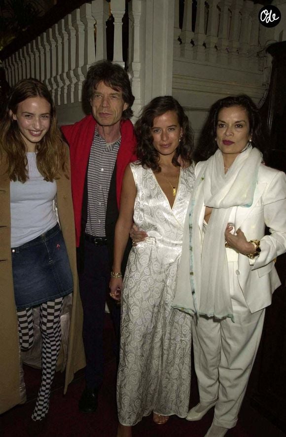 Elizabeth, Mick, Jade et Bianca Jagger assistent à une soirée organisée chez Asprey, le joaillier de la reine, pour marquer le lancement de leur partenariat avec Jade Jagger, qui rejoint l'équipe de créateurs de la marque, au Royaume-Uni, le 22 février 2001. Photo : Zuma/ABACAPRESS.COM