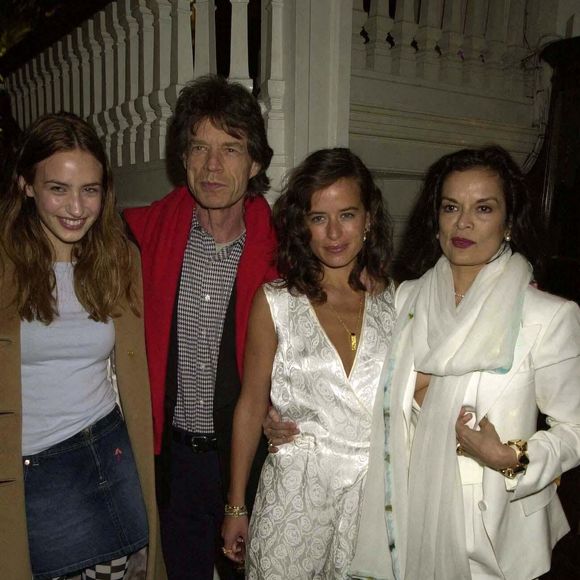 Elizabeth, Mick, Jade et Bianca Jagger assistent à une soirée organisée chez Asprey, le joaillier de la reine, pour marquer le lancement de leur partenariat avec Jade Jagger, qui rejoint l'équipe de créateurs de la marque, au Royaume-Uni, le 22 février 2001. Photo : Zuma/ABACAPRESS.COM
