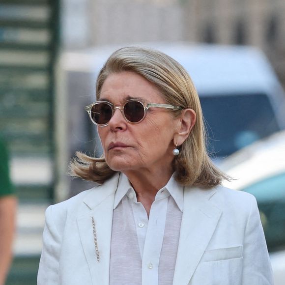 Il était temps de faire ses adieux à Philippe Labro. 

Françoise Coulon, femme de Philippe Labro - Arrivées aux obsèques de Philippe Labro en l'église de Saint-Germain-des-Prés à Paris. © Dominique Jacovides - Christophe Clovis / Bestimage