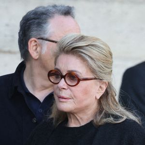 Catherine Deneuve - Obsèques de Nathalie Baye en l'église Saint-Sulpice à Paris le 24 avril 2026. © Dominique Jacovides - Coadic Guirec / Bestimage