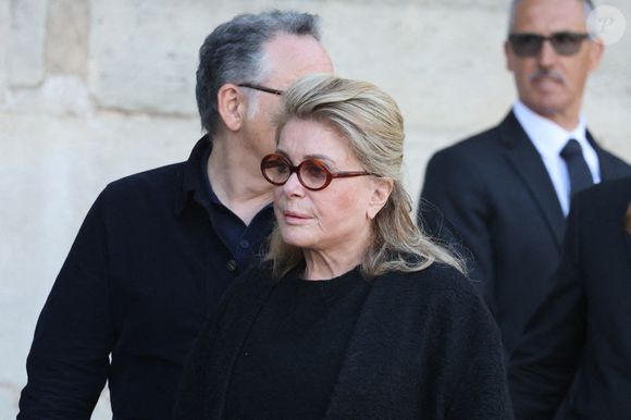 Catherine Deneuve - Obsèques de Nathalie Baye en l'église Saint-Sulpice à Paris le 24 avril 2026. © Dominique Jacovides - Coadic Guirec / Bestimage