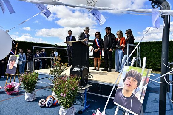 Selon "Le Parisien", certains jeunes se sont isolés, refusant tout dialogue...

Jalil Narjissi avec sa femme Valérie et leur fille lors de l'inauguration d'un complexe sportif portant le nom de Medhi Narjissi, leur fils décédé lors d'un entrainement de rugby en Afrique du Sud.  Sainte-Colombe-en-Bruilhois, le 25 mai 2025. © Thierry Breton/PsnewZ/Bestimage