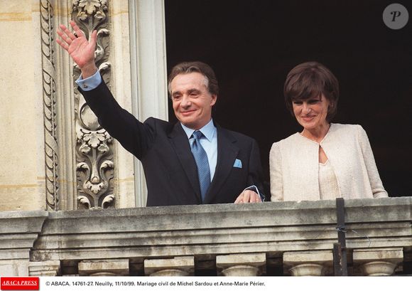 Mariage civil de Michel Sardou et Anne-Marie Périer. à Neuilly le 11 octobre 1999 sur le balcon © ABACA. 14761-27