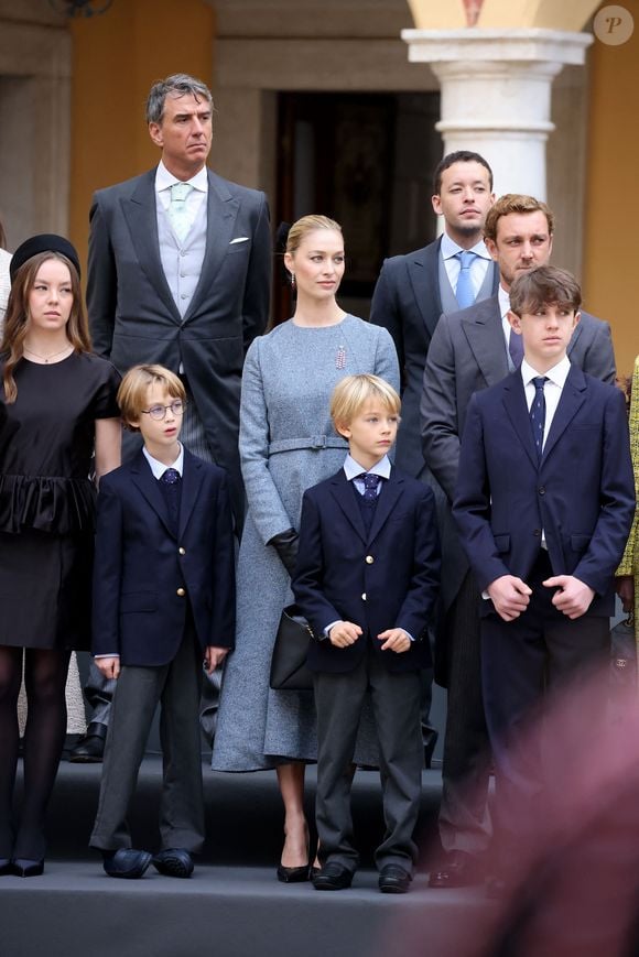 La princesse Alexandra de Hanovre, Pierre Casiraghi, Beatrice Borromeo, leurs enfants Stefano et Francesco, Raphaël Elmaleh - La famille princière monégasque dans la cour d'honneur du palais lors de la la fête nationale à Monaco le 19 novembre 2025. © Dominique Jacovides - Bruno Bebert / Bestimage