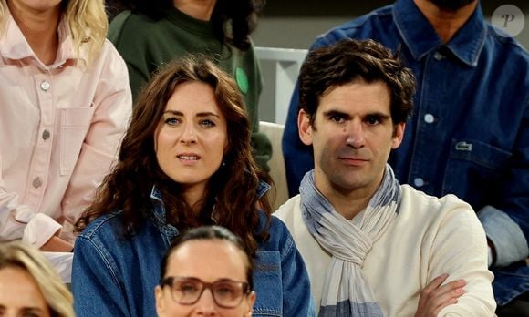 Charlotte Dhenaux et son compagnon dans les tribunes lors de la session du soir des Internationaux de France de Tennis de Roland Garros 2025, à Paris, France, le 4 juin 2025. © Jacovides-Moreau/Bestimage