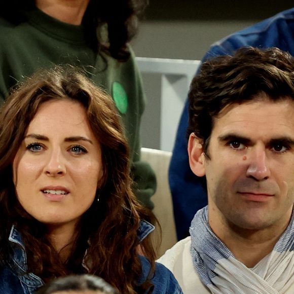 Charlotte Dhenaux et son compagnon dans les tribunes lors de la session du soir des Internationaux de France de Tennis de Roland Garros 2025, à Paris, France, le 4 juin 2025. © Jacovides-Moreau/Bestimage