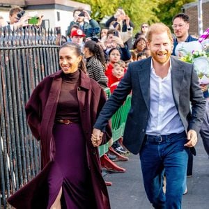 Le prince Harry, duc de Sussex et Meghan Markle, duchesse de Sussex, lors de la visite de l'association caritative pour la jeunesse et la communauté 'The Community Recording Studio' dans le quartier de St Ann’s à Nottingham le 15 octobre 2026.

Photo : Backgrid USA / Bestimage