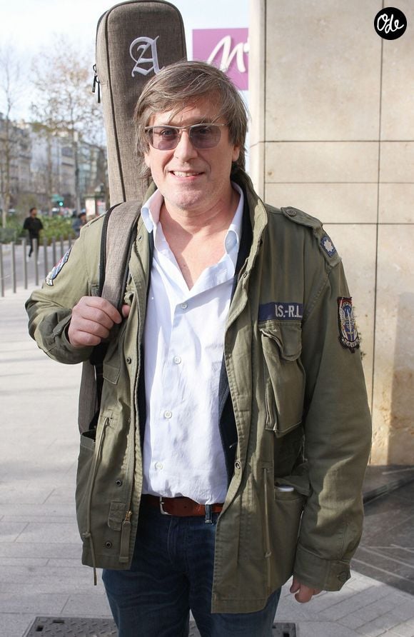 Thomas Dutronc à la sortie des studios de RTL à Neuilly-sur-Seine, le 10 décembre 2025. 

© PsnewZ / Bestimage
