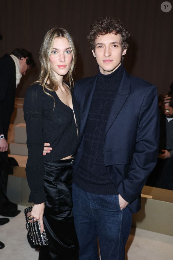 Aliocha Schneider et Charlotte Cardin assistant au photocall Chanel printemps-été 2024, semaine de la mode haute couture, Paris, France, le 23 janvier 2024. Photo par Jerome Domine/Abaca