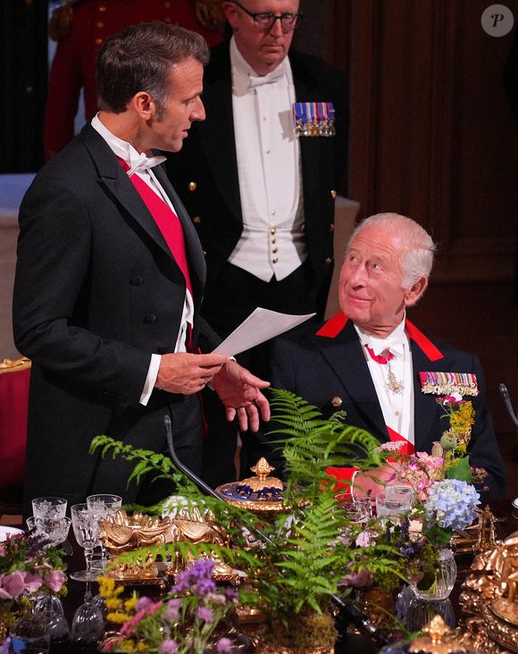 Dans une ambiance "chaleureuse et décontractée", les 150 convives de Charles III ont dégusté une "assiette de légumes d'été avec un poulet fermier de Rhug à L'Argenteuil". 

Le président Emmanuel Macron et sa femme Brigitte Macron lors d'un dîner d'état au chateau de Windsor avec le roi Charles III d'Angleterre et la reine consort Camilla le 8 juillet 2025. © Yui Mok / Pool / Julien Burton via Bestimage