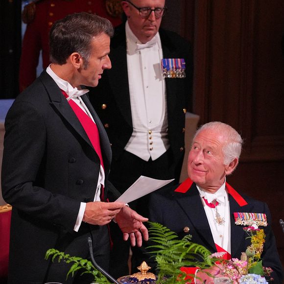 Dans une ambiance "chaleureuse et décontractée", les 150 convives de Charles III ont dégusté une "assiette de légumes d'été avec un poulet fermier de Rhug à L'Argenteuil". 

Le président Emmanuel Macron et sa femme Brigitte Macron lors d'un dîner d'état au chateau de Windsor avec le roi Charles III d'Angleterre et la reine consort Camilla le 8 juillet 2025. © Yui Mok / Pool / Julien Burton via Bestimage