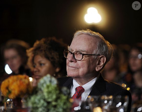 Warren Buffett, président-directeur général de Berkshire Hathaway, participe au sommet 2010 des femmes les plus puissantes de Fortune à l'auditorium Mellon à Washington, DC, le 5 octobre 2010. Photo by Leslie E. Kossoff/ISP Pool/ABACAPRESS.COM