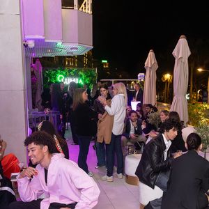 Exclusif - Illustration  - Soirée à la suite Sandra & Co lors du Festival International Canneseries Saison 8, à l’hôtel JW Marriott Cannes .
 Il y a des lieux qui voyagent avec leur époque. Nouveau Tempo, nouvelle vie!
Après avoir illuminée les jours et les nuits du Festival de Cannes, la Suite Sandra and Co s’installe au JW Marriott pendant le Festival Cannes séries, plus dynamique, plus moderne, plus en phase avec les battements de la culture sérielle.
Pendant dix ans, La Célèbre Suite de Sandra Sisley a rythmé les journées et enflammé les nuits du Festival de Cannes, accueillant comédiens, réalisateurs, artistes, journalistes et créateurs dans un écrin festif et chaleureux devenu culte.
En 2025, Sandra Sisley relève un nouveau défi : faire exister sa Suite au Festival Cannes Séries du 24 au 29 avril 2025 dans une version repensée, contemporaine, audacieuse et ancrée dans son époque.
Rebaptisée pour l’occasion “La Suite Sandra & Co x Day+”, en partenariat avec la marque de bien-être Day+, cet endroit unique a été pensé pour recevoir les experts de la culture sérielle, les artisans du « binge », les journalistes, les talents, et ce jour et nuit.
En journée, la programmation mêlera cinéma, beauté, mode et découverte.
Le soir, un Pianiste en live accueillera les prestigieux invités de la maîtresse des lieux.
Fidèle à son exigence de qualité et à son goût du détail, Sandra Sisley s’entoure d’une équipe redoutablement efficace, une team de choc pour un festival de choc, ainsi que d’illustres partenaires qui incarnent l’excellence dans leur domaine : Day+, numéro un du collagène en France, Franck Provost, leader de la coiffure en Europe ; la maison de de haute joaillerie Mazarin, incarnation du raffinement et de l’allure à la française; les incontournables marques de vins Minuty et de spiritueux Spirit Brothers, ainsi que d’autres Maisons de renommées internationales.
Rendez-vous donc au 50 boulevard de la Croisette, hôtel JW Marriott pour découvrir la saison une de la Suite Sandra and Co X Day Plus.
Du 24 au 29 avril 2025 de 10 heures à 2 heures du matin. 
© Aurelio Stella - Aurore Partouche / Evenjoy /Bestimage