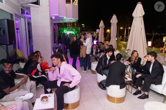 Exclusif - Illustration  - Soirée à la suite Sandra & Co lors du Festival International Canneseries Saison 8, à l’hôtel JW Marriott Cannes .
 Il y a des lieux qui voyagent avec leur époque. Nouveau Tempo, nouvelle vie!
Après avoir illuminée les jours et les nuits du Festival de Cannes, la Suite Sandra and Co s’installe au JW Marriott pendant le Festival Cannes séries, plus dynamique, plus moderne, plus en phase avec les battements de la culture sérielle.
Pendant dix ans, La Célèbre Suite de Sandra Sisley a rythmé les journées et enflammé les nuits du Festival de Cannes, accueillant comédiens, réalisateurs, artistes, journalistes et créateurs dans un écrin festif et chaleureux devenu culte.
En 2025, Sandra Sisley relève un nouveau défi : faire exister sa Suite au Festival Cannes Séries du 24 au 29 avril 2025 dans une version repensée, contemporaine, audacieuse et ancrée dans son époque.
Rebaptisée pour l’occasion “La Suite Sandra & Co x Day+”, en partenariat avec la marque de bien-être Day+, cet endroit unique a été pensé pour recevoir les experts de la culture sérielle, les artisans du « binge », les journalistes, les talents, et ce jour et nuit.
En journée, la programmation mêlera cinéma, beauté, mode et découverte.
Le soir, un Pianiste en live accueillera les prestigieux invités de la maîtresse des lieux.
Fidèle à son exigence de qualité et à son goût du détail, Sandra Sisley s’entoure d’une équipe redoutablement efficace, une team de choc pour un festival de choc, ainsi que d’illustres partenaires qui incarnent l’excellence dans leur domaine : Day+, numéro un du collagène en France, Franck Provost, leader de la coiffure en Europe ; la maison de de haute joaillerie Mazarin, incarnation du raffinement et de l’allure à la française; les incontournables marques de vins Minuty et de spiritueux Spirit Brothers, ainsi que d’autres Maisons de renommées internationales.
Rendez-vous donc au 50 boulevard de la Croisette, hôtel JW Marriott pour découvrir la saison une de la Suite Sandra and Co X Day Plus.
Du 24 au 29 avril 2025 de 10 heures à 2 heures du matin. 
© Aurelio Stella - Aurore Partouche / Evenjoy /Bestimage