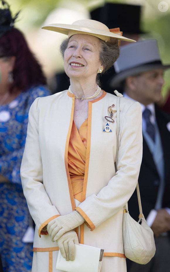 Le 15 août 2025, la princesse Anne a fêté son 75ème anniversaire ! A rappeler qu'elle est la seule fille  de la reine  Elizabeth II et du prince Philip, qui ont eu trois garçons : le roi Charles III (1948), sans oublier les princes Andrew (1960) et Edward ( 1964).

Princesse Anne (la princesse Anne d'Angleterre), courses hippiques royales Royal Ascot 2025, deuxième jour à Ascot, Royaume-Uni, 18 juin 2025 (Dana Press / Bestimage).