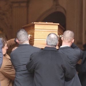 On a pu voir les deux hommes porter le cercueil de ce réalisateur hors normes qui a tant compté dans leurs carrières respectives.

Albert Dupontel, Jean Dujardin - Obsèques du réalisateur Bertrand Blier en l'église Saint-Roch à Paris le 29 janvier 2025. © Dominique Jacovides/Bestimage