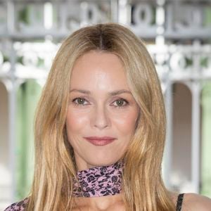 Éternelle adolescente dans le coeur des Français, Vanessa Paradis incarne la beauté et l'élégance parisienne.

Vanessa Paradis au Front Row du défilé de mode féminine Chanel printemps-été lors de la Fashion Week de Paris (PFW), au Grand Palais, à Paris, France © Olivier Borde/Bestimage