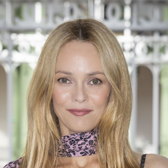 Éternelle adolescente dans le coeur des Français, Vanessa Paradis incarne la beauté et l'élégance parisienne.

Vanessa Paradis au Front Row du défilé de mode féminine Chanel printemps-été lors de la Fashion Week de Paris (PFW), au Grand Palais, à Paris, France © Olivier Borde/Bestimage