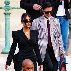 Kim Kardashian et sa mère Kris Jenner - La star américaine Kim Kardashian à la sortie du procès de la rue tronchet des "Papys braqueurs" au palais de justice de Paris, France, le 13 mai 2025. La star américaine doit décrire cette nuit qui l’a «traumatisée», selon ses mots, 9 hommes et 1 femme sont jugés, soupconnés d'avoir participé au casse du siècle, en dérobant à la star 9 millions d'euros de bijoux dans la nuit du 2 au 3 octobre 2016. © Anne-Sophie GuebeyBestimage