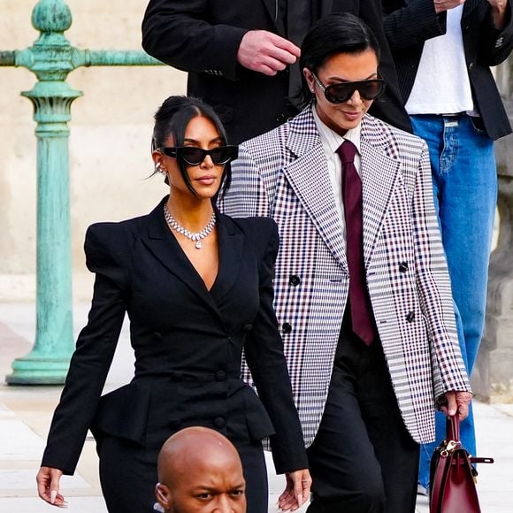 Kim Kardashian et sa mère Kris Jenner - La star américaine Kim Kardashian à la sortie du procès de la rue tronchet des "Papys braqueurs" au palais de justice de Paris, France, le 13 mai 2025. La star américaine doit décrire cette nuit qui l’a «traumatisée», selon ses mots, 9 hommes et 1 femme sont jugés, soupconnés d'avoir participé au casse du siècle, en dérobant à la star 9 millions d'euros de bijoux dans la nuit du 2 au 3 octobre 2016. © Anne-Sophie GuebeyBestimage