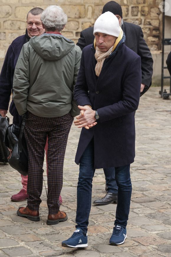 Nicolas Canteloup assistant à la cérémonie d'enterrement de Jean-Luc Petitrenaud à l'église Saint-Pierre du Gros Caillou dans le 7e arrondissement de Paris, France, le 17 janvier 2025. Jean-Luc Petitrenaud, critique gastronomique et personnalité de la télévision française, est décédé le 10 janvier à l'âge de 74 ans. Photo par Nasser Berzane/ABACAPRESS.COM