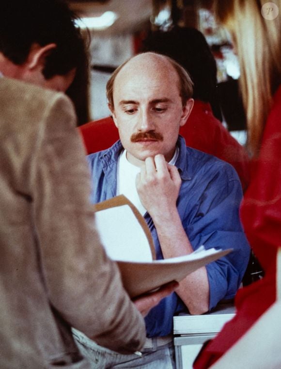 Bien des années après ses rôles de looser rigolo à moustache, Michel Blanc s'est risqué à des rôles plus touchants

Michel Blanc lors du tournage de son premier film en tant que réalisateur "Marche à l'Ombre" dans le 15e arrondissement de Paris, France, en juin 1984. Photo par Christophe Geyres/ABACAPRESS.COM