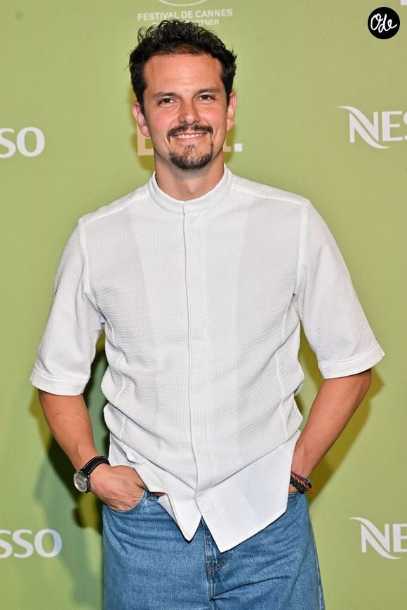 Depuis la naissance de son fils en février 2026, Juan Arbelaez partage aussi des recettes pensées spécialement pour les bébés. 

Juan Arbeláez lors de la soirée Nespresso X Brut organisée en amont du 78e Festival de Cannes, à Cannes, en France, le 15 mai 2025. Photo de Julien Reynaud/APS-Medias/ABACAPRESS.COM