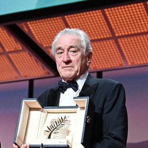 Robert De Niro reçoit une Palme d'Or honorifique et est vu sur scène lors de la cérémonie d'ouverture du 78ème Festival de Cannes annuel au Palais de Festival le 13 mai 2025 à Cannes, France. Photo par David Niviere/ABACAPRESS.COM