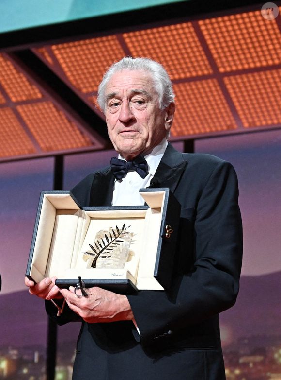 Robert De Niro reçoit une Palme d'Or honorifique et est vu sur scène lors de la cérémonie d'ouverture du 78ème Festival de Cannes annuel au Palais de Festival le 13 mai 2025 à Cannes, France. Photo par David Niviere/ABACAPRESS.COM