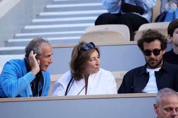 Olivier Kretz, Sandrine Kretz, Martin Kretz (série L'Agence sur TMC et Netflix) - Les célébrités dans les tribunes des Internationaux de France de tennis de Roland Garros 2024 à Paris le 5 juin 2024. © Jacovides-Moreau/Bestimage