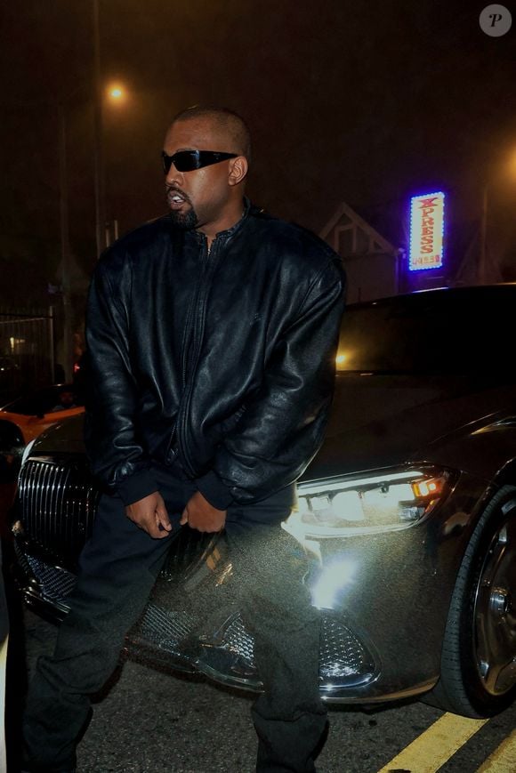 La raison ? Son épouse Bianca Censori est apparue nue sur le tapis rouge.
Exclusif - Kanye West lors d'une séance photo improvisée dans la rue avec sa nouvelle Mercedes Maybach à la sortie d'une after-party des Grammys à Los Angeles, le 3 février 2025 © Backgrid USA / Bestimage