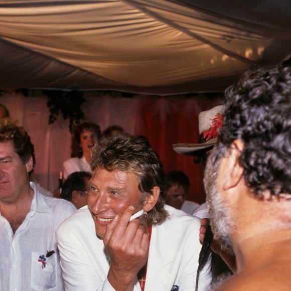 Archives -  En France, à Saint-Tropez, à l'occasion du premier anniversaire de mariage d'Eddie BARCLAY et Caroline BARCLAY, dans leur villa, Eddy Mitchell, Johnny HALLYDAY et Carlos. Juillet 1989
© Bruno Schneider via Bestimage