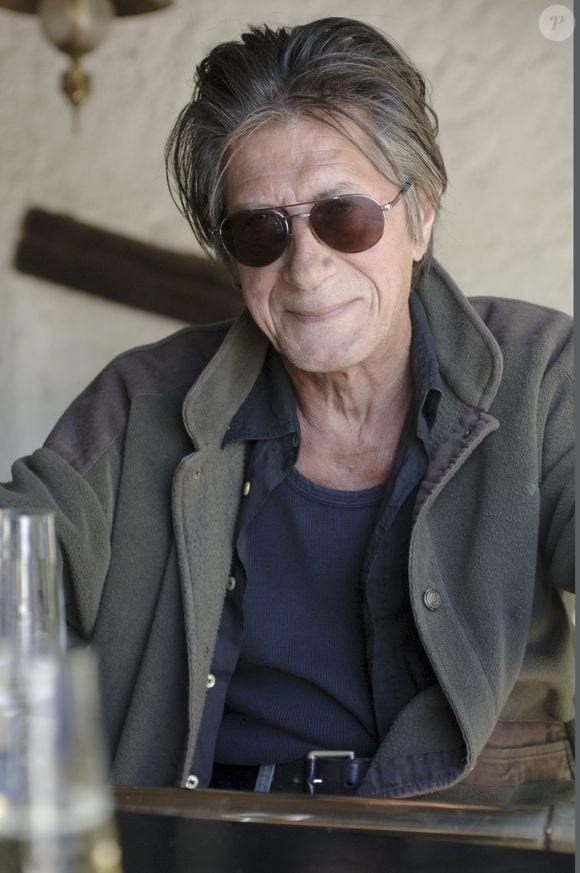 Archives - En France, Jacques Dutronc chez lui à Monticello en Corse avec ses chats. le 9 mai 2005.
GONGORA Marie-Anne via Bestimage