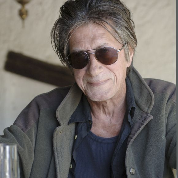 Archives  - En France, Jacques Dutronc chez lui à Monticello en Corse avec ses chats. le 9 mai 2005.
GONGORA Marie-Anne via Bestimage