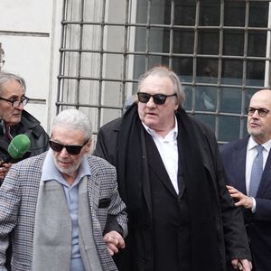Gérard Depardieu et le paparazzi Rino Barillari se réconcilient au Harry's Bar à Rome le 19 janvier 2026.
C'est au même endroit, le 21 mai 2024 que les deux hommes se sont accrochés.
Gérard Depardieu aurait frappé le photographe à trois reprises au visage car ce dernier avait bousculé la compagne de Gérard Depardieu pour faire une série de photos.
Après cet incident, les plaintes ont fusé de toute part....mais les images montrent que les deux hommes ont trouvé un terrain d'entente.  
Zuma Press / Bestimage