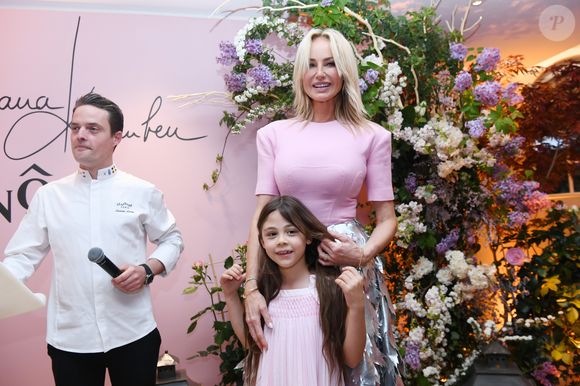 Adriana Karembeu et sa fille Nina, le chef Etienne Leroy - A l'occasion de la fête des Mères, Adriana Karembeu et Lenôtre s'associent pour créer l'entremets "Nina" au Pré Catelan à Paris le 29 avril 2025.
© Rachid Bellak/Bestimage