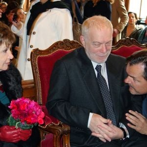 "Malgré les averses, malgré la fraîcheur, malgré le vent du nord, le temps était parfait pour notre beau mariage. Ma robe était trop courte et mes talons trop hauts, mais aucun sourire de trop sur les visages”
Exclusif - Catherine Laborde et Thomas Stern dans la mairie - Catherine Laborde a epouse son compagnon de longue date Thomas Stern, publicitaire, samedi 9 novembre 2013 a la mairie du 2e arrondissement de Paris, en presence de ses amis les plus proches.