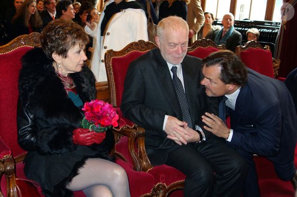 "Malgré les averses, malgré la fraîcheur, malgré le vent du nord, le temps était parfait pour notre beau mariage. Ma robe était trop courte et mes talons trop hauts, mais aucun sourire de trop sur les visages”
Exclusif - Catherine Laborde et Thomas Stern dans la mairie - Catherine Laborde a epouse son compagnon de longue date Thomas Stern, publicitaire, samedi 9 novembre 2013 a la mairie du 2e arrondissement de Paris, en presence de ses amis les plus proches.