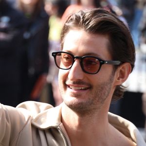 Pierre Niney aux arrivées du défilé Lacoste Collection Femme Prêt-à-Porter Automne/Hiver 2026-2027 lors de la Fashion Week de Paris (PFW) à Roland Garros, à Paris, France, le 8 mars 2026. © Denis Guignebourg/Bestimage