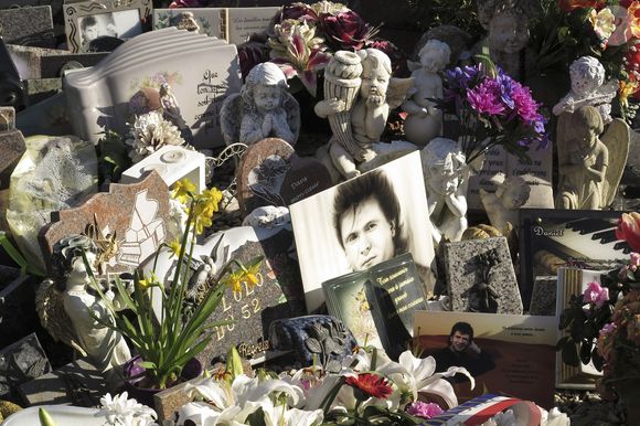 Mais c'est un autre artiste qui devait monter à sa place

La tombe du chanteur Daniel Balavoine au cimetière de Ranquine a Biarritz (64) le 26 janvier 2016 - Photo by Tara-Photo/ANDBZ/ABACAPRESS.COM