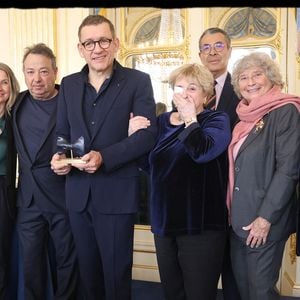 Dany Boon reçoit des mains de Rachida Dati le Grand Prix Raymond Devos de la langue française 2025. En présence notamment de Michel Boujenah, Arthur, Jérôme Seydoux, Jacqueline Franjou, Jacques Pessis, Christelle Chollet, Nicole et Gilbert Coullier, Micheline Pelletier, Nicole Ferroni... Paris, Ministère de la Culture. Salon des Maréchaux, 2025-III-21. © Alain Guizard