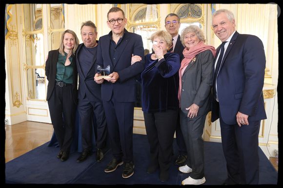 Dany Boon reçoit des mains de Rachida Dati le Grand Prix Raymond Devos de la langue française 2025. En présence notamment de Michel Boujenah, Arthur, Jérôme Seydoux, Jacqueline Franjou, Jacques Pessis, Christelle Chollet, Nicole et Gilbert Coullier, Micheline Pelletier, Nicole Ferroni... Paris, Ministère de la Culture. Salon des Maréchaux, 2025-III-21. © Alain Guizard