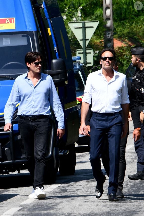 Anthony Delon et son demi-frère Alain-Fabien découvrent les hommages devant les grilles de la propriété de Douchy, quelques heures avant les obsèques de leur père, A.Delon, le 24 août 2024. © Agence / Bestimage