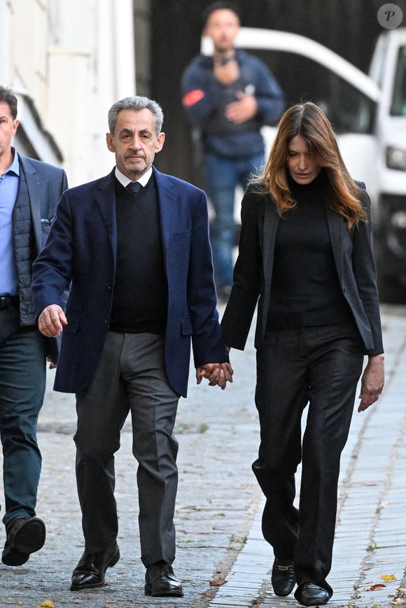Il est incarcéré depuis le 21 octobre.

Nicolas Sarkozy, accompagné de sa femme Carla Bruni, sort de son domicile pour être incarcéré à la prison de La Santé à Paris, France, le 21 octobre 2025. © Bestimage