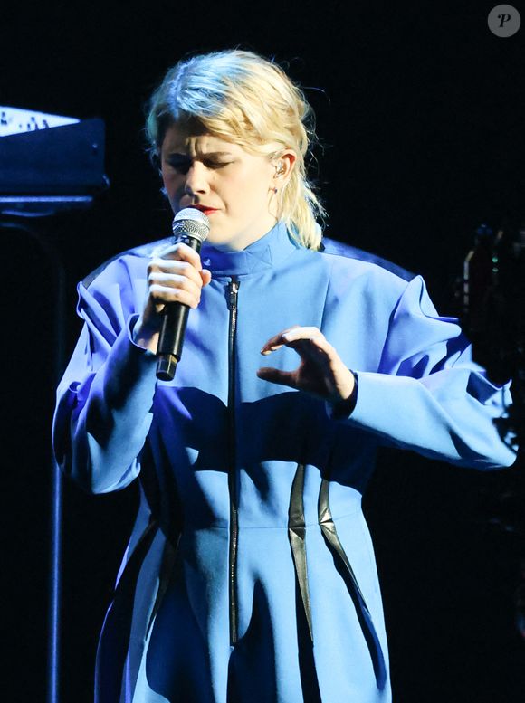 Il s'agit de Zaho de Sagazan, qui avait remporté pas moins de 4 Victoires de la musique en 2024. 

Zaho de Sagazan (4 Victoires ; Révélation féminine, Révélation scène, Album de l'année et Chanson originale : La symphonie des éclairs) - 39ème cérémonie des Victoires de la musique à la Seine musicale de Boulogne-Billancourt, France, le 9 février 2024. © Coadic Guirec/Bestimage