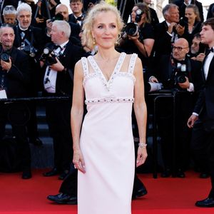 Gillian Anderson - Montée des marches du film " La vie d'une femme " lors du 79ème Festival International du Film de Cannes, le 13 mai 2026. © Jacovides-Moreau / Bestimage