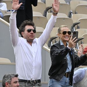 Laeticia Hallyday et son compagnon Frédéric Suant très amoureux dans les tribunes lors des Internationaux de France de Tennis de Roland Garros, à Paris, France. © Chryslene Caillaud/PsnewZ/Bestimage