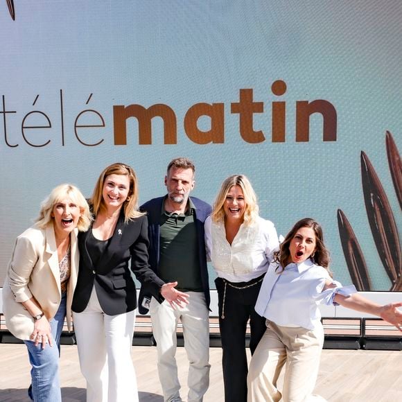 Exclusif - Charlotte Lipinska, Julie Gayet, Mathieu Kassovitz, Flavie Flament et Camille Dahan sur le plateau de l'émission Télématin en marge du 78ème Festival International du Film de Cannes, France, le 22 mai 2025. © Jack Tribeca/Bestimage