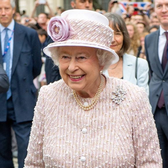 La reine Élizabeth II visite le marché aux fleurs à Paris, le 7 juin 2014.

Photo : Bestimage